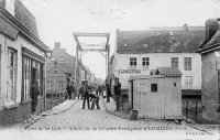 carte postale ancienne de Comines Pont de la Lys - Visite de la douane française.