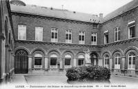 carte postale ancienne de Leuze-en-Hainaut Etablissement des Dames de Saint-François-de-Sales. Cour Saint-Michel