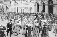 postkaart van Doornik Cortège Tournoi (1513-1913) Groupe de bourgeois, bourgeoises et enfants