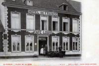 carte postale ancienne de Quiévrain Place de la gare - Hôtel de France - Café Louis