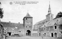 carte postale ancienne de Herve Vue intérieure d'une arrière cour du vieux château de Boland et l'église