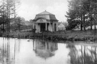 carte postale ancienne de Petit-Rechain Château de Petit-Rechain - Pavillon près des étangs avec armoiries de la famille Dossin