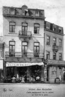 carte postale ancienne de Spa Hôtel des Arcades - Café restaurant de 1er ordre en face de la gare