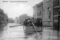 carte postale ancienne de Seraing Transport de sinistrés en barquette