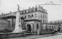 carte postale ancienne de Arlon Entrée de la caserne et monument aux morts