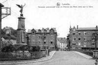 carte postale ancienne de Laroche Monument commémoratif érigé en l'honneur des Héros morts pour la Patrie (rue de Beausaint)