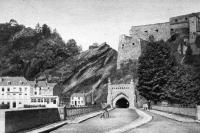 carte postale ancienne de Bouillon Vue de la Voûte du Château et l'Hôtel de France prise sur le Pont de France