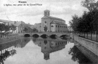carte postale ancienne de Nismes L'église, vue prise de la Grand'Place