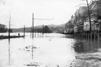 carte postale de Namur La Meuse déborde devant le casino.