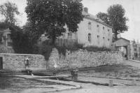 carte postale ancienne de Andenne La Fontaine Ste Begge ainsi qu'une porte du Chapitre fondé par Ste Begge (XIIème siècle)