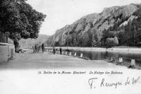 carte postale ancienne de Waulsort Vallée de la Meuse. Waulsort. Le Halage des bateaux