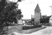 carte postale ancienne de Han-sur-Lesse L'Eglise et le Parc Communal