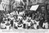 carte postale ancienne de Hal Procession jubilaire -Enfants de choeur et la statue miraculeuse