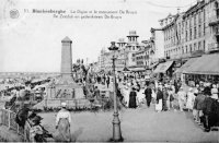 carte postale ancienne de Blankenberge La digue et le monument De Bruyn