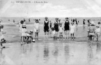 carte postale ancienne de Knokke L'heure du bain