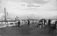 carte postale ancienne de Ostende Sur l'estacade - Walking on the estacade