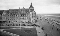 carte postale ancienne de Le Zoute Place Albert Ier et la Digue