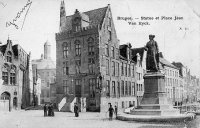 carte postale ancienne de Bruges Statue et place Jean Van Eyck