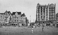 carte postale ancienne de La Panne La Plage devant les Hôtels