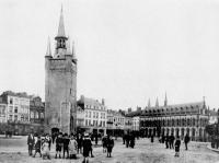 carte postale ancienne de Courtrai Le marché, la place et l'hôtel de ville