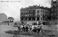 carte postale ancienne de Heyst Jeux sur la plage