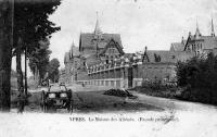 carte postale ancienne de Ypres La maison des aliénés (Façade principale).