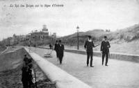 carte postale ancienne de Ostende Le Roi des Belges sur la digue d'Ostende