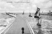 carte postale ancienne de Ostende Estacade et bateau de pêche