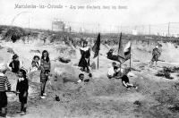 carte postale ancienne de Mariakerke Les jeux d'enfants dans les dunes