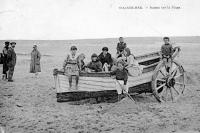 carte postale ancienne de Le Coq Bateau sur la plage