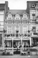 carte postale ancienne de Blankenberge Une famille et sa villa sur la digue