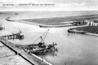 carte postale ancienne de Zeebruges L'entrée du bassin des pêcheurs