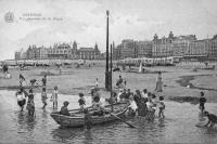carte postale ancienne de Ostende Vue générale de la Digue (depuis l'eau où des enfants entourent une barque)