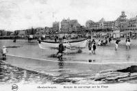 carte postale ancienne de Blankenberge Barque de sauvetage sur la Plage