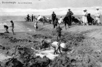 carte postale ancienne de Blankenberge Sur un brise-lames