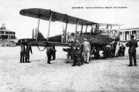 carte postale ancienne de Ostende Avion descendu devant les galeries