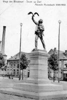 carte postale ancienne de Roulers Vliegt den Blauwvoet - Statue Albrecht Rodenbach