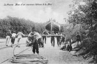 carte postale ancienne de La Panne Mise d'un nouveau bateau à la mer