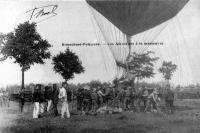 carte postale ancienne de Ballons Brasschaet-Polygone - Les aérostiers à la manoeuvre