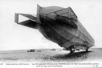 carte postale ancienne de Dirigeables Le dirigeable allemand Zeppelin IV fait sa première sortie sur le lac de Constance