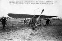 carte postale ancienne de Aviateurs Louis Blériot fait amener son monoplan Blériot sur la piste