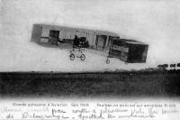 carte postale ancienne de Avions Spa - Paulhan en pelin vol sur aéroplane Voisin