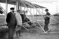 postkaart van Vliegtuigen Les derniers préparatifs avant le départ à deux sur l'aéroplanne de M. Wilbur Wright