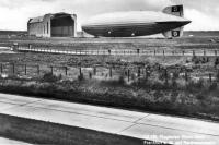 carte postale ancienne de Dirigeables Zeppelin a l'aéroport de Francfort