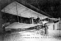 postkaart van Vliegtuigen L'Aéroplane de M. Farman. M. Farman devant sa machine