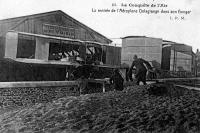 carte postale ancienne de Avions La rentrée de l'Aéroplane Delagrange dans son hangar