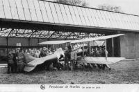 carte postale ancienne de Aéroports Aérodrome de Nivelles - Un avion en piste