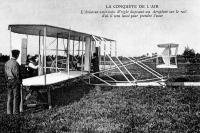 carte postale ancienne de Avions L'avaiteur américain Wright disposant sor aéroplane sur le rail d'où il sera lancé