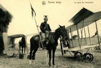 postkaart van Vliegtuigen La garde du Biplan Farman de Louis Jacquet par l'armée belge