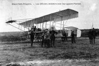 carte postale ancienne de Avions Brasschaet - Polygone - Les officiers aviateurs avec leur appareil Farman